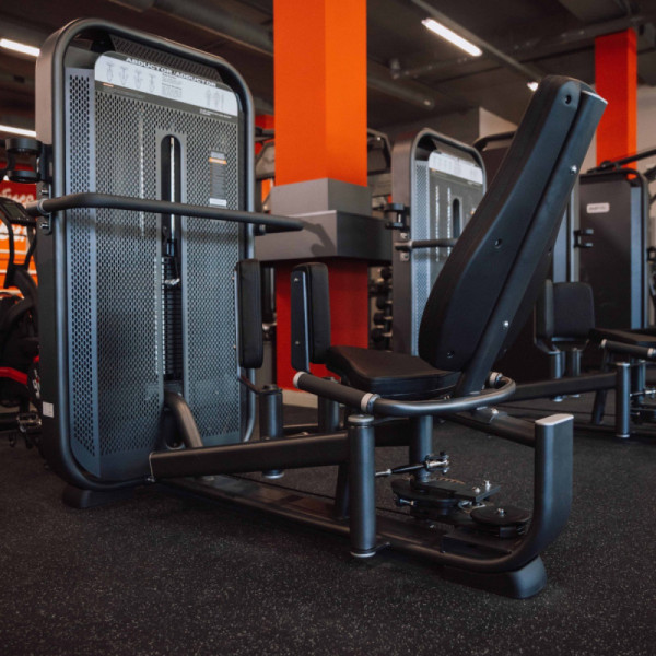 Сведение/Разведение ног сидя. DHZ E7021JZ (Стек 135 кг)